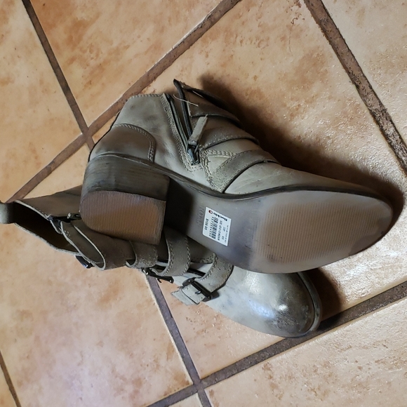 Roan cute distressed boots 👢 - Picture 3 of 7